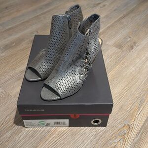 NIB Vince Camuto Elison - Dark Silver/Taupe - Size 6